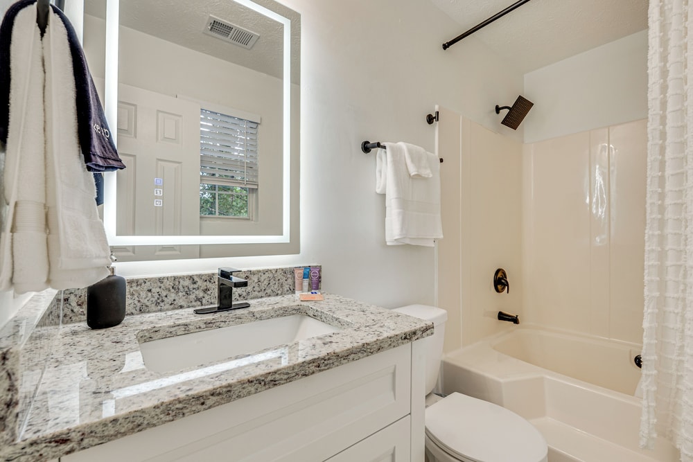7 Mi to Dtwn Atl: Upscale Family Home w/ Balcony