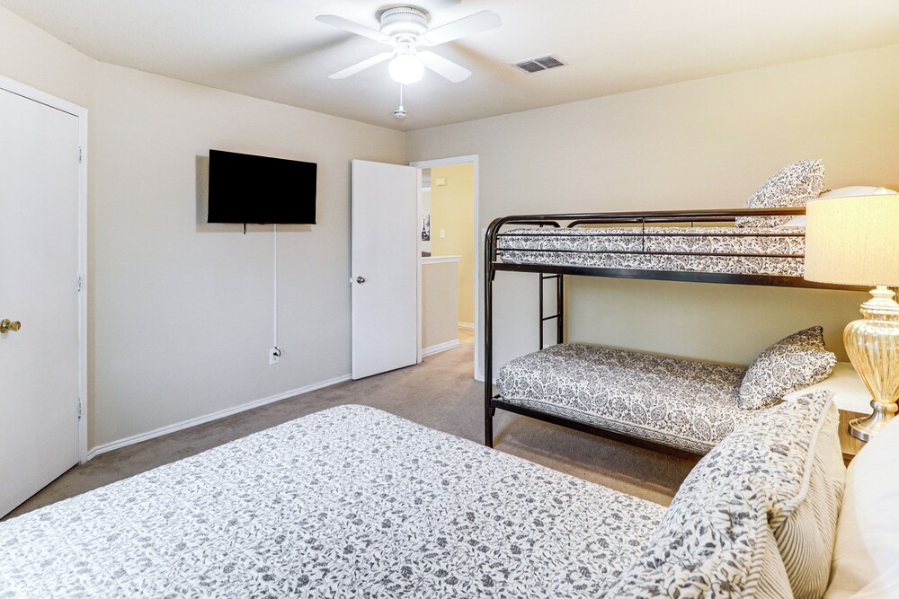Near At&t Stadium & Six Flags: Texas Family Home!