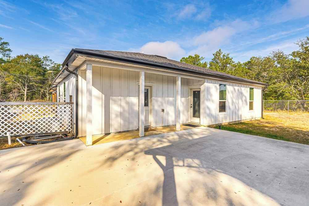 6 Mi to Navarre Beach: Spacious Family Retreat!