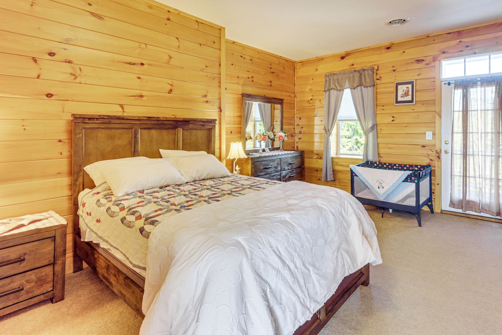 5,000 Sq Ft Antebellum Farmhouse 3 Mi to Antietam!