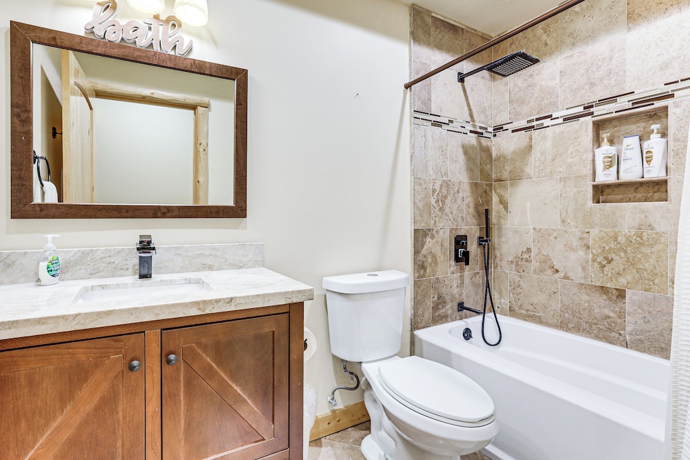 Hot Tub + Game Room: Mtn-view Retreat in Big Bear!