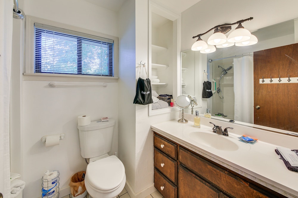 Charming Sagle Retreat w/ Hot Tub  Cozy Fireplace - Property Image 10