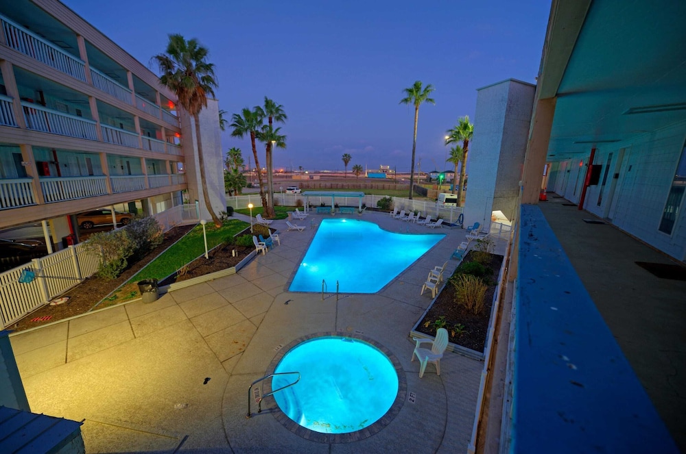 Private Balcony w/ Ocean View Pool & Hot Tub Access Ocean Echo by Avantstay