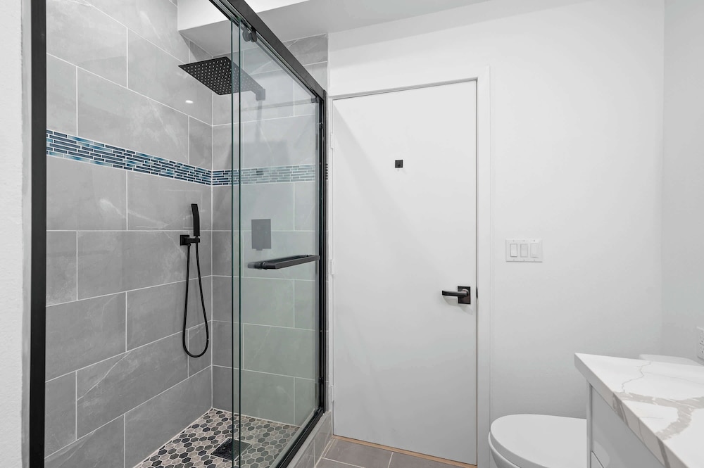 Not Affected by the Fire/modern 5BR Home With Full Amenities & Parking #2