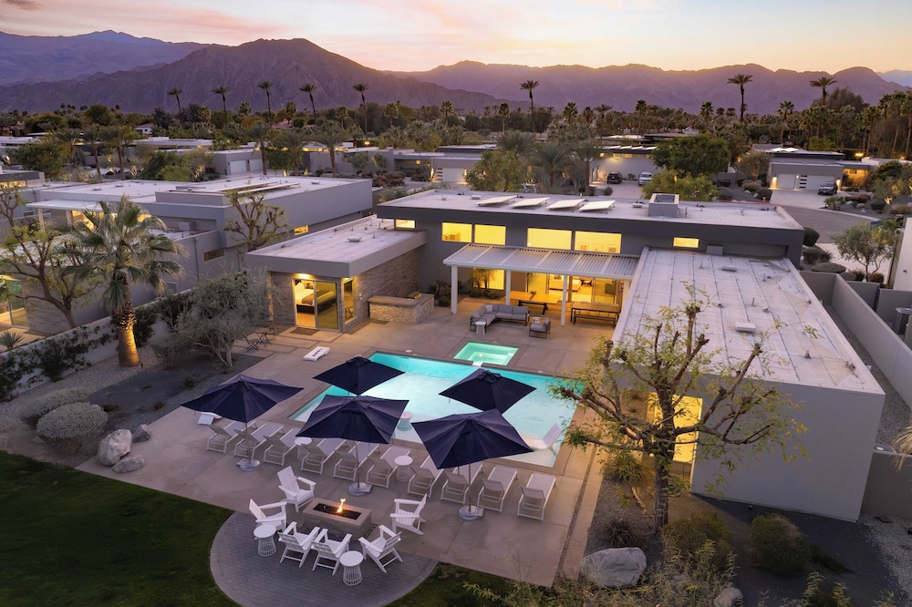Sleeps 40 3 Luxe Villas Next to Empire Polo Club Putting Green & Pickleball