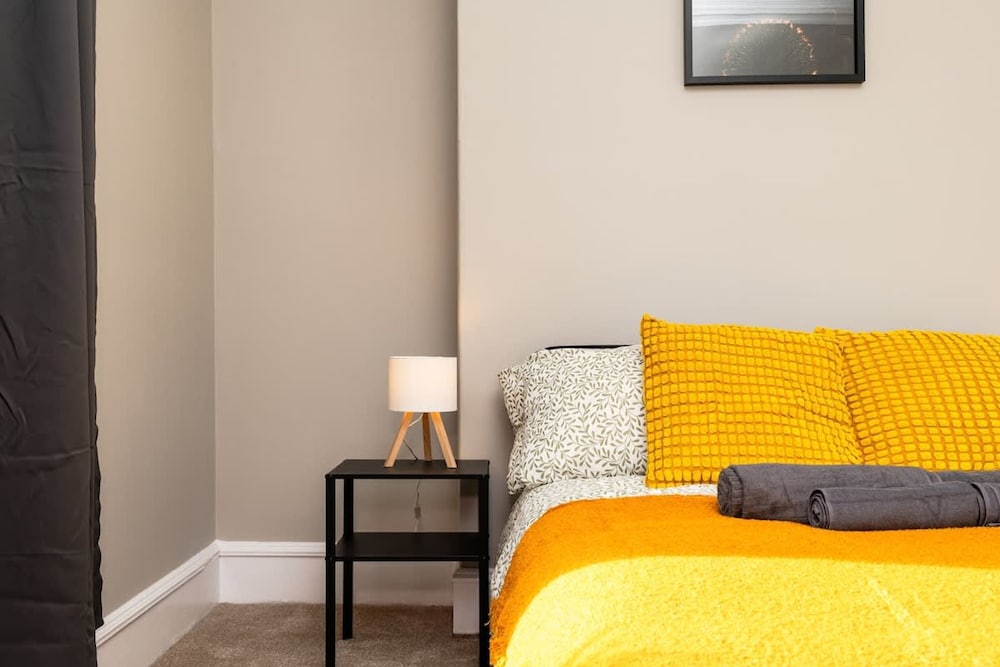 2 Bedroom Flat - Free Parking