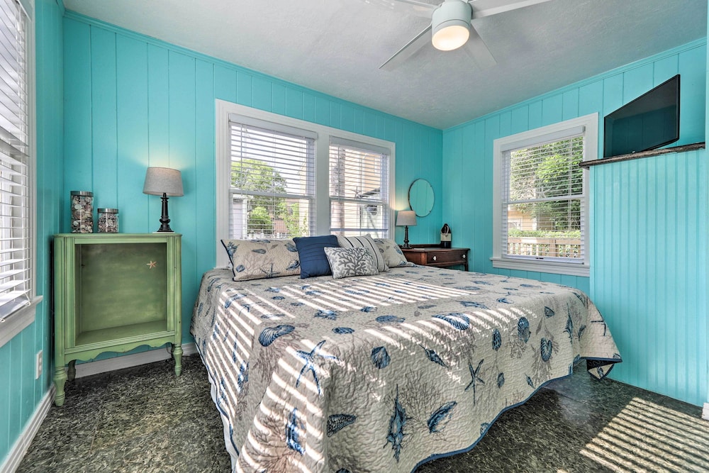 Historic Galveston Hideaway, Walk to the Beach!