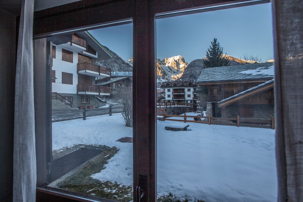 JOIVY Family Apartment, near Ski Lifts, In Courmayeur view 3