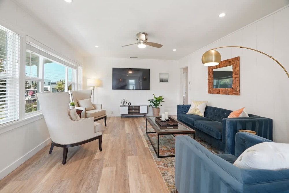 Coastal Palm Haven - With Hot Tub