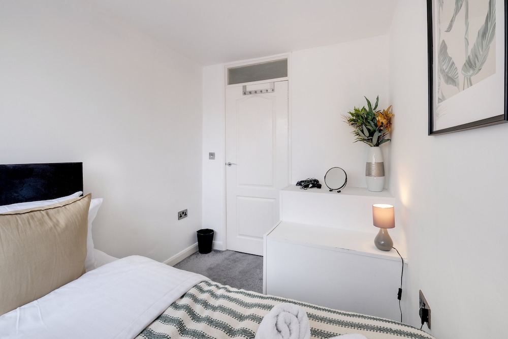 Elegant 5 Bed Home with Garden- Slough