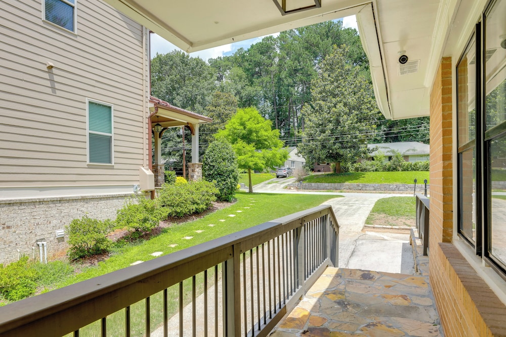 Updated Piedmont Heights Apt - 5 Mi to Dtwn Atl!