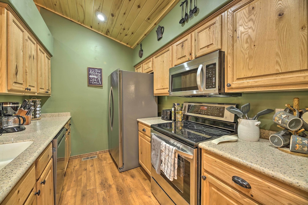 3 Mi to Fool Hollow Lake: Cozy Cabin w/ Deck view 5