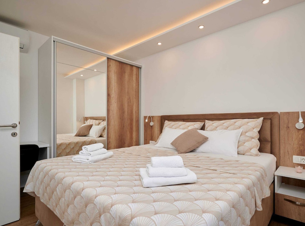 Exclusive Okrug Gornji Apartment With Shared Pool