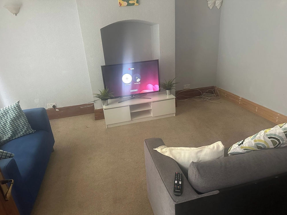 Spacious House- Parking, Garden & Central Location