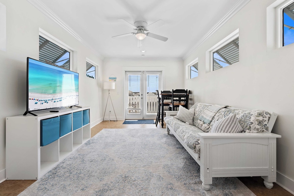 30A Wave and Sea by Avantstay Lagoon Pool, Walk to Beach