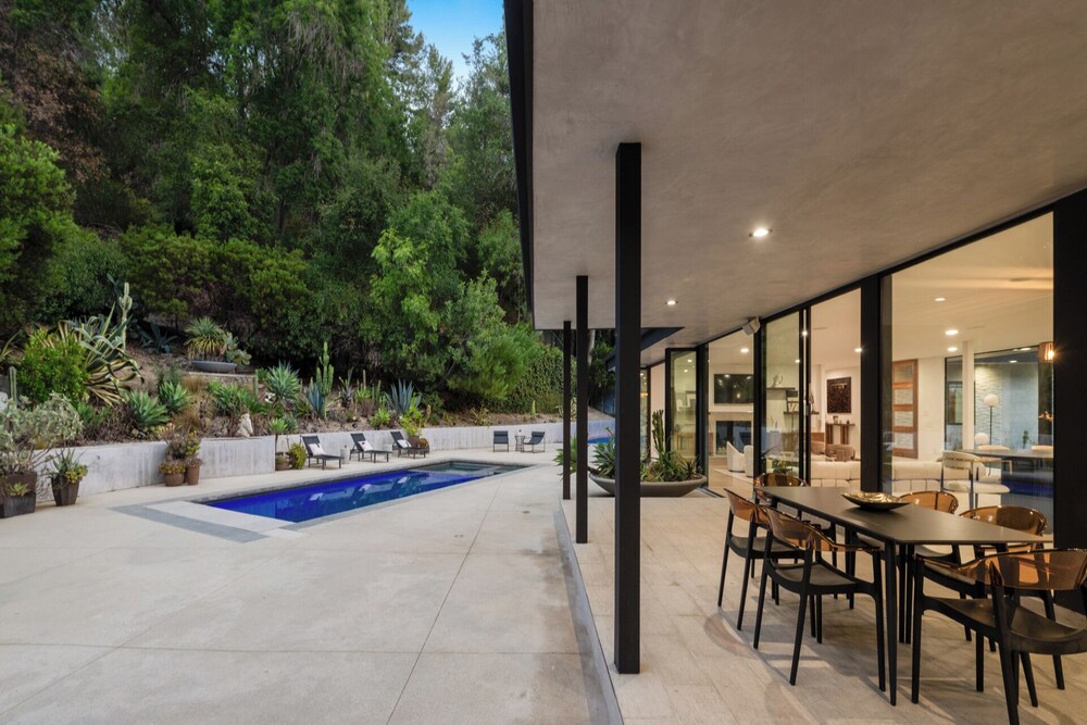 Valea Estate - Secluded Beverly Hills Retreat 1-acre Oasis