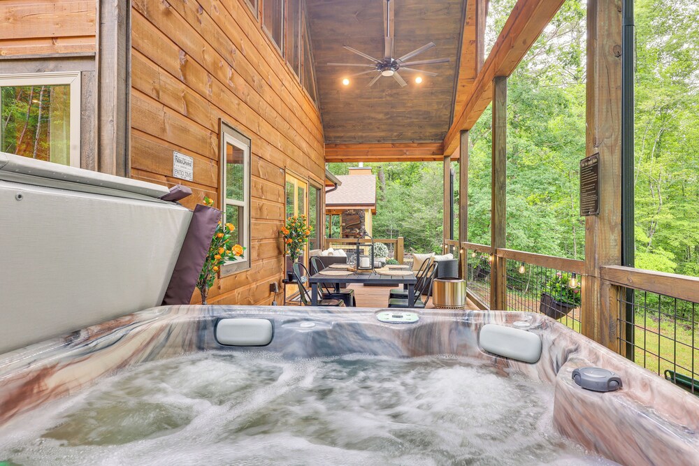 Hot Tub & Deck: Riverfront Mccaysville Cabin!