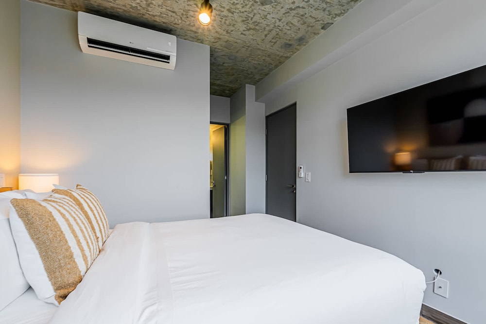 w Trendy 2BR w Balcony in the Heart of Centriqo