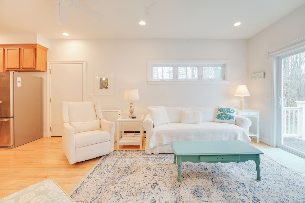 Near Portland trails: Walkable Apartment w/ Deck