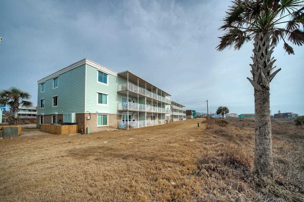 Gulf Views + Pools, Tennis, Pickleball & Beach Access Awesome Beachfront by Avantstay
