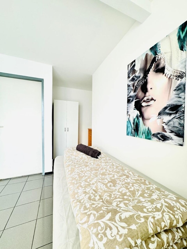 7 private Rooms in a spacious Villa