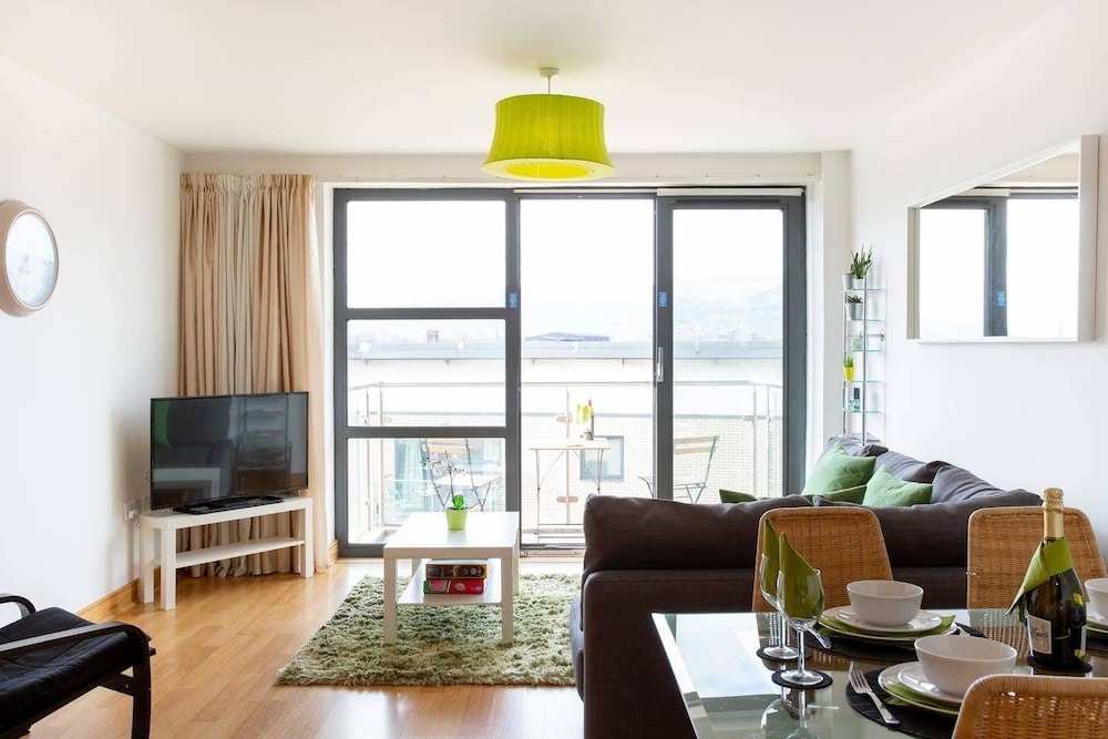 Central Belfast Apartments: Victoria view 2