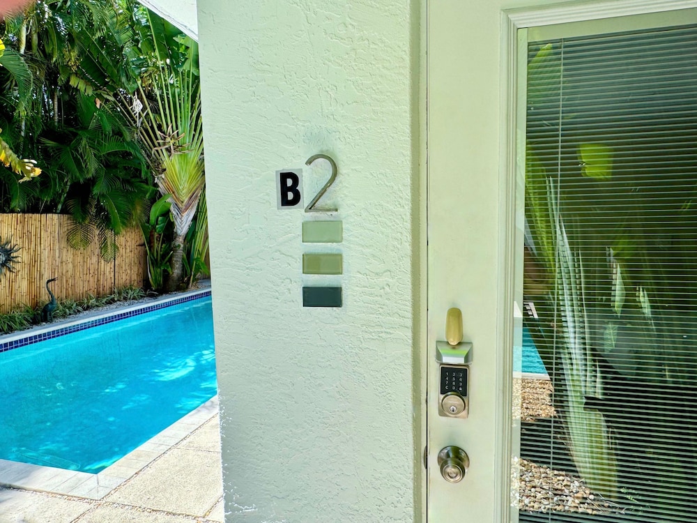 Islands Inn on the Drive - Poolside Paradise - Queen Bed - B2