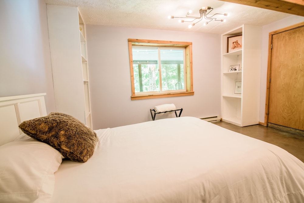 Northern Nights Chalet Wanderlust Abodes view 4