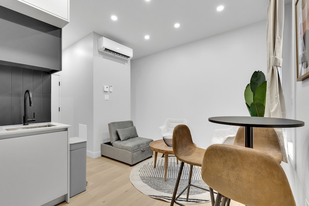 Deluxe Suites Downtown Montreal - Image 1