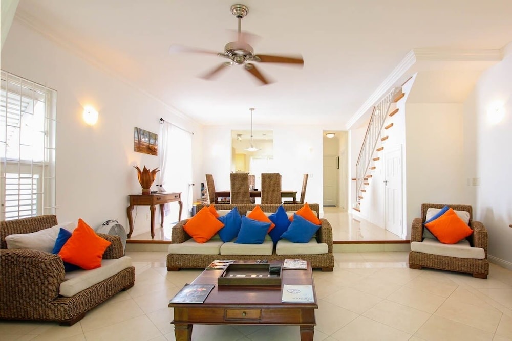 Large Townhouse with Plunge Pool, 3 mins from Beach - Turtle View 2 by BSL Rentals