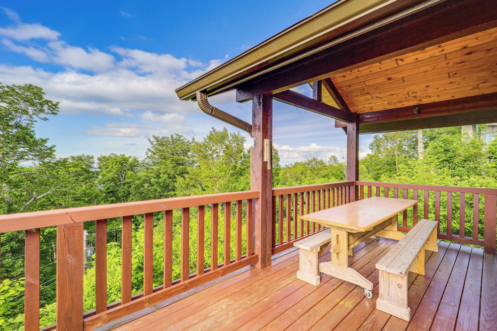Hot Tub + Stunning Views: Luxury Beech Mtn Escape!