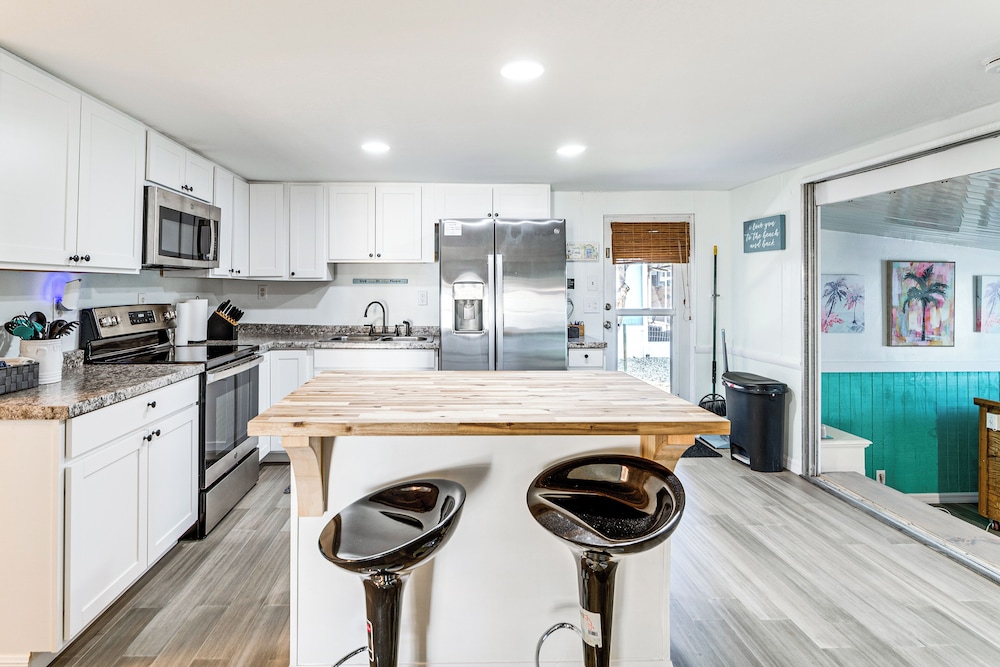 2 Mi to Beach! Canal-front Escape in Crystal River