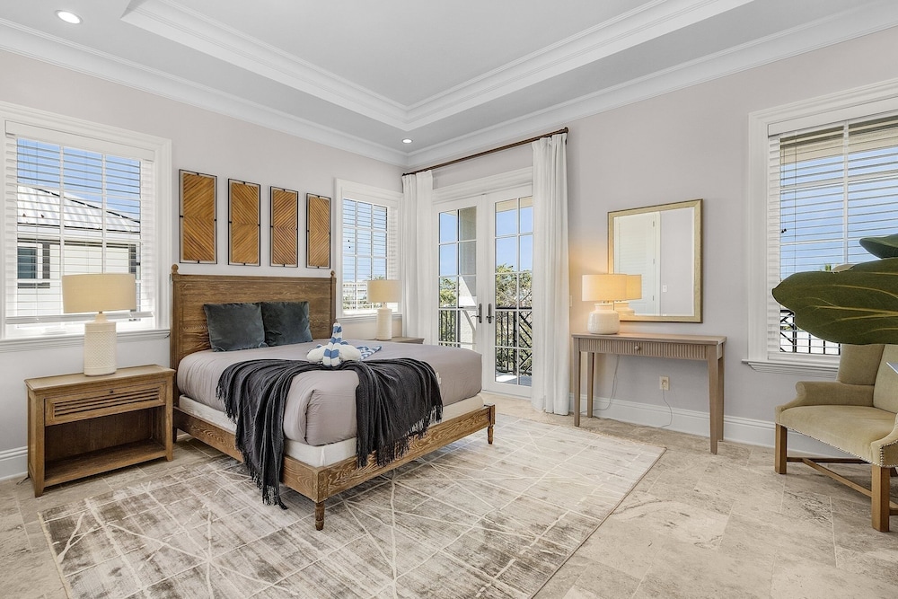 260 Coastal Luxe Retreat: 5bd/4.5ba, Pool & Spa, Water Views 5 Bedroom Home