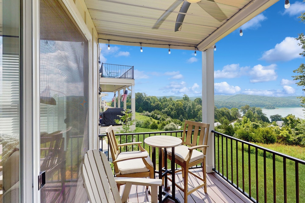 3 BR Home w/ Decks & Lake Views!