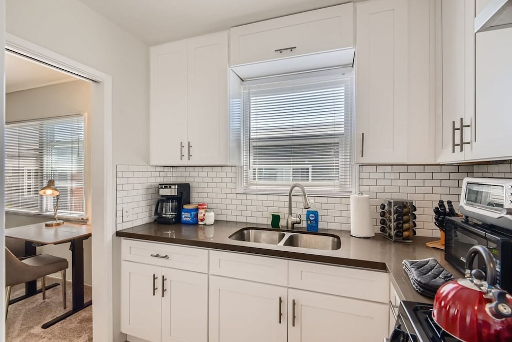 Walk to Beach - King Apt In 1 Area - AC