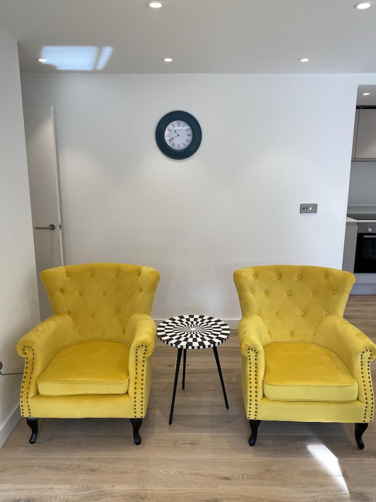 CH Apt 4 2bed in Bath view 5