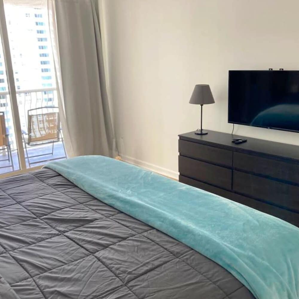 Modern 1-br Condo in Upscale Brickell Locale