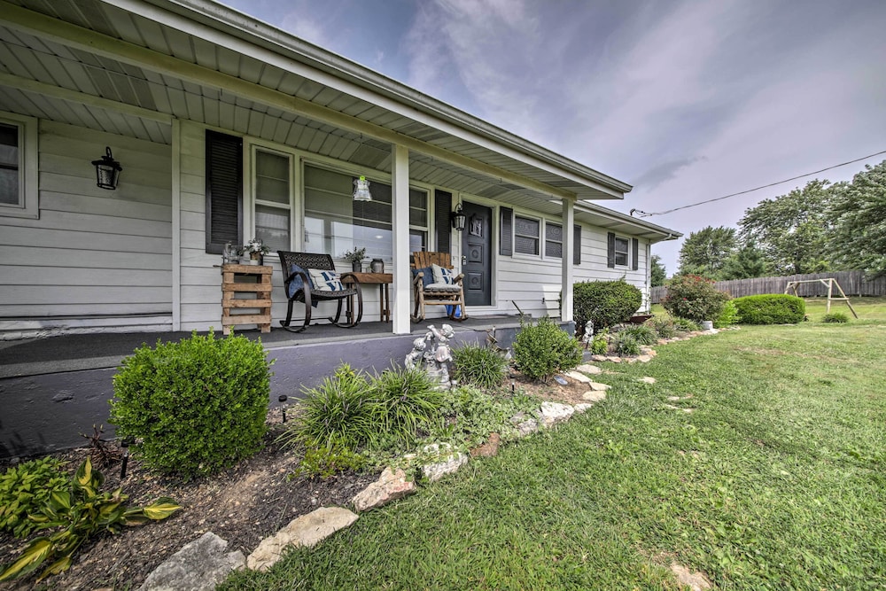 Traditional Country Home in De Soto w/ Yard! - Property Image 24