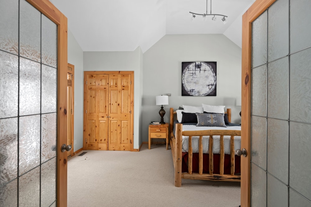 MODERN 4,500 sqft Ski Chalet: 5 Br + 6 Ba | Pool Table | Pool + PRIVATE Hot Tub - Image 2