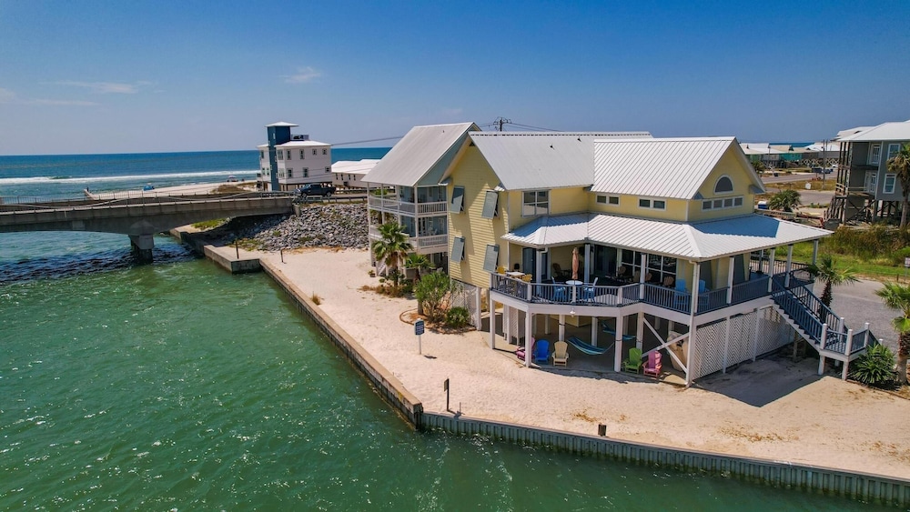 The Pelican 4 Bedroom Home by RedAwning