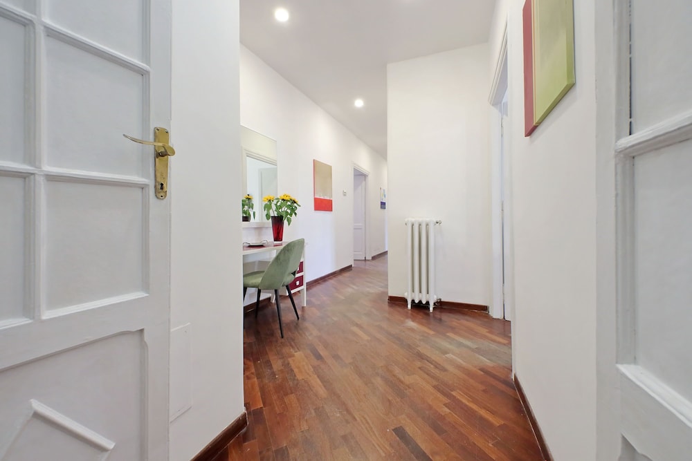 Giuliana Giant Apartment