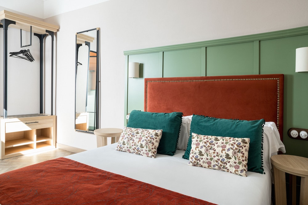 Honest Sevilla Hotel 12