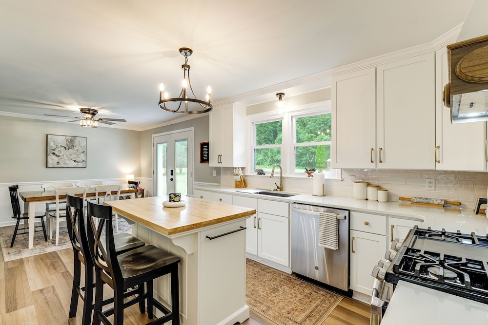 Alleghany Mountain Cottage w/ Porch & Backyard