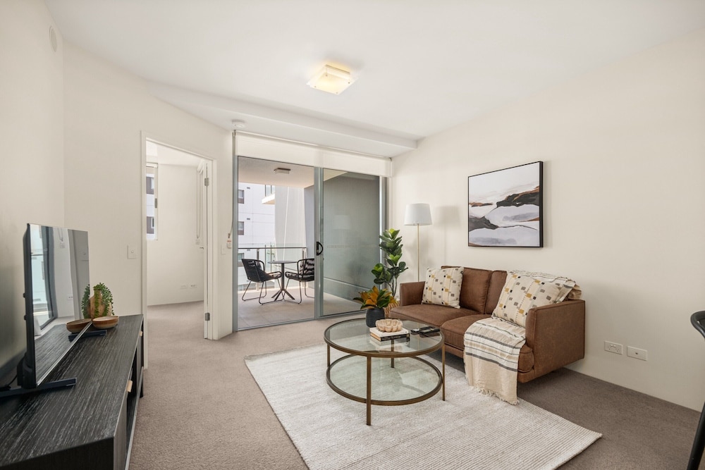 Chic West End Stay With Gym & Pool Access