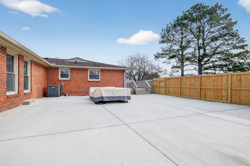 Quiet Retreat Near Opryland & Airport 4 Bedroom Home