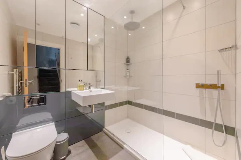 Chic & Spacious 2BD Flat -2 Mins to Baron's Court