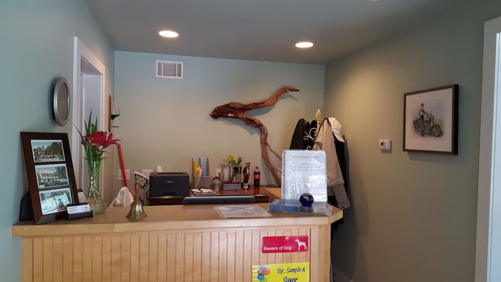 Captain's Quarters Motel - Property Image 31