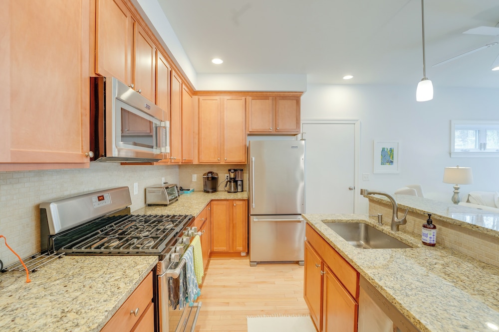 Near Portland trails: Walkable Apartment w/ Deck