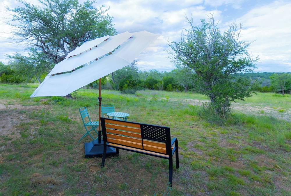 Shady Grove Tranquil Hill Country Cabin for 8 Near Pedernales Falls