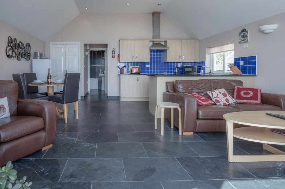 Manor View - 1 Bedroom Apartment - Pendine view 2